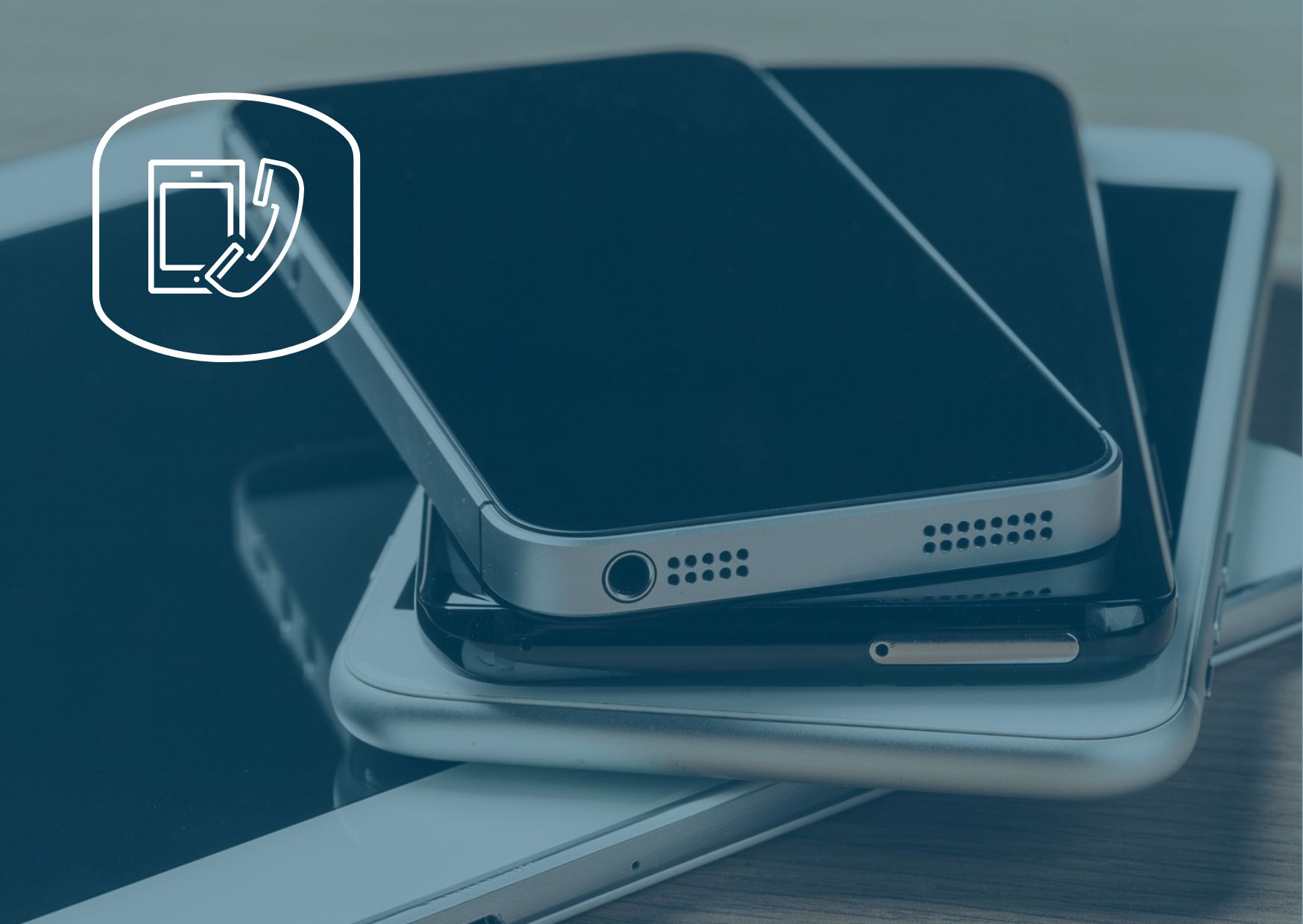 Nærbillede af en stak smartphones og en tablet placeret på et træbord, med synlige højttalergitre og høretelefonstik samt et hvidt ikon øverst til venstre, der viser en mobil og et telefonhåndsæt.