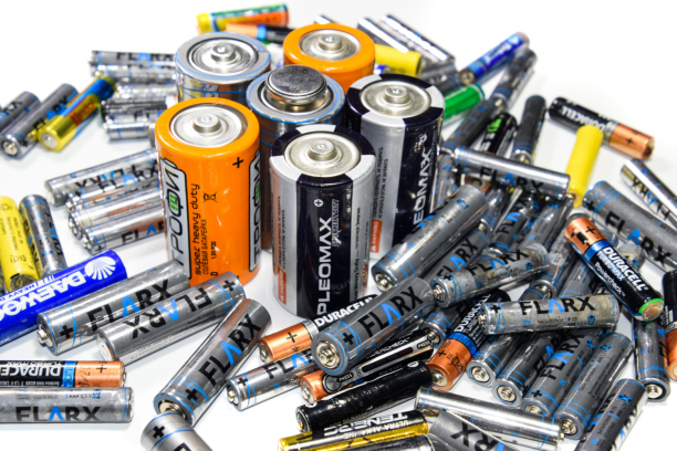 Verschieden Arten von Batterien, manche stehend, manche liegend.